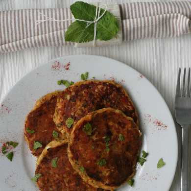 Простой и вкусный рецепт лепешки из кабачков с нежной брынзой!