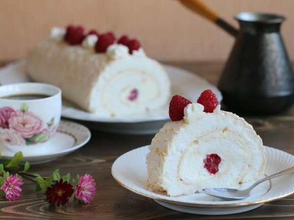 Простой и вкусный рецепт меренгового рулета с нежными сливками и сочной малиной