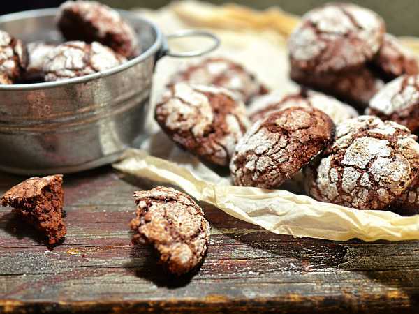 Искушение наслаждением — безумно вкусное печенье с горьким шоколадом, обваляемое сахарной пудрой