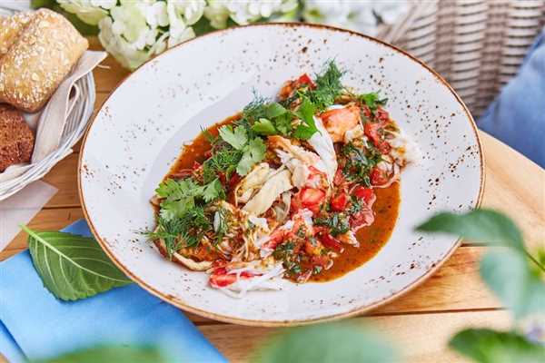 Простой и вкусный рецепт риса с чесноком и луком пореем в соусе сальса